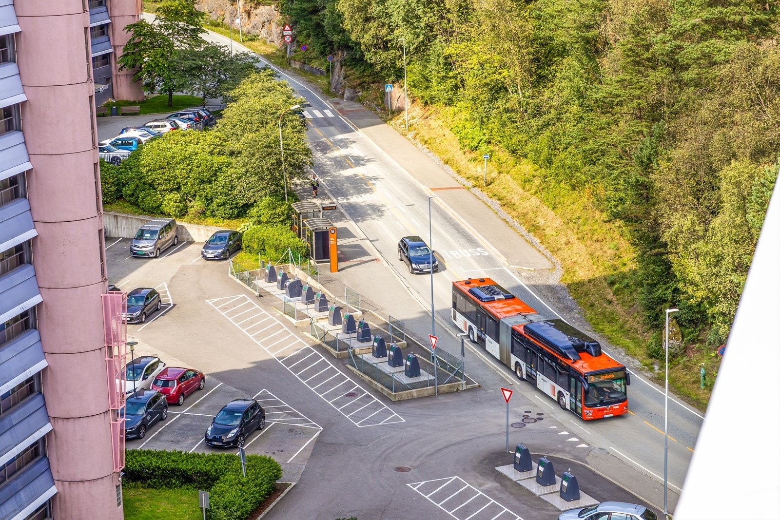 Borettslaget har stor felles parkeringsplass med felles elbilladere i laget. Galleribilde