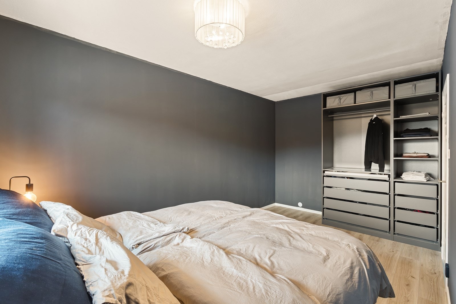 Det er god plass til garderobeinnredning på soverommet. Galleribilde