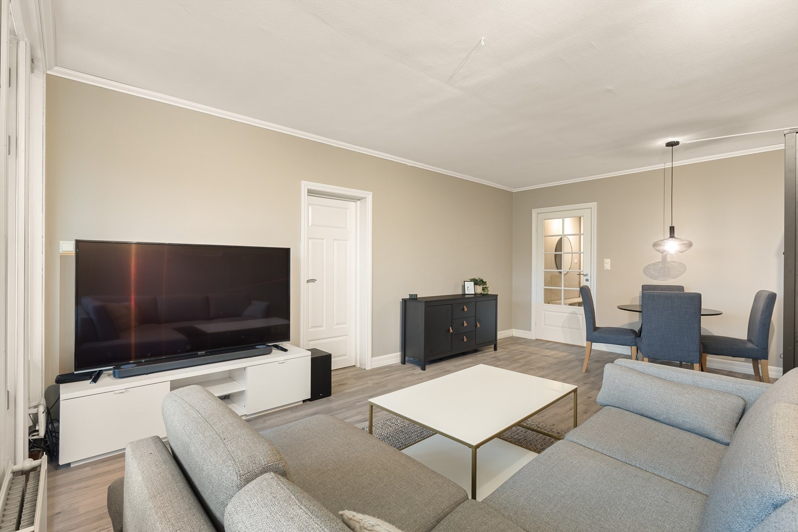 Stuen er romslig med god plass til spisebord for gjester. Galleribilde