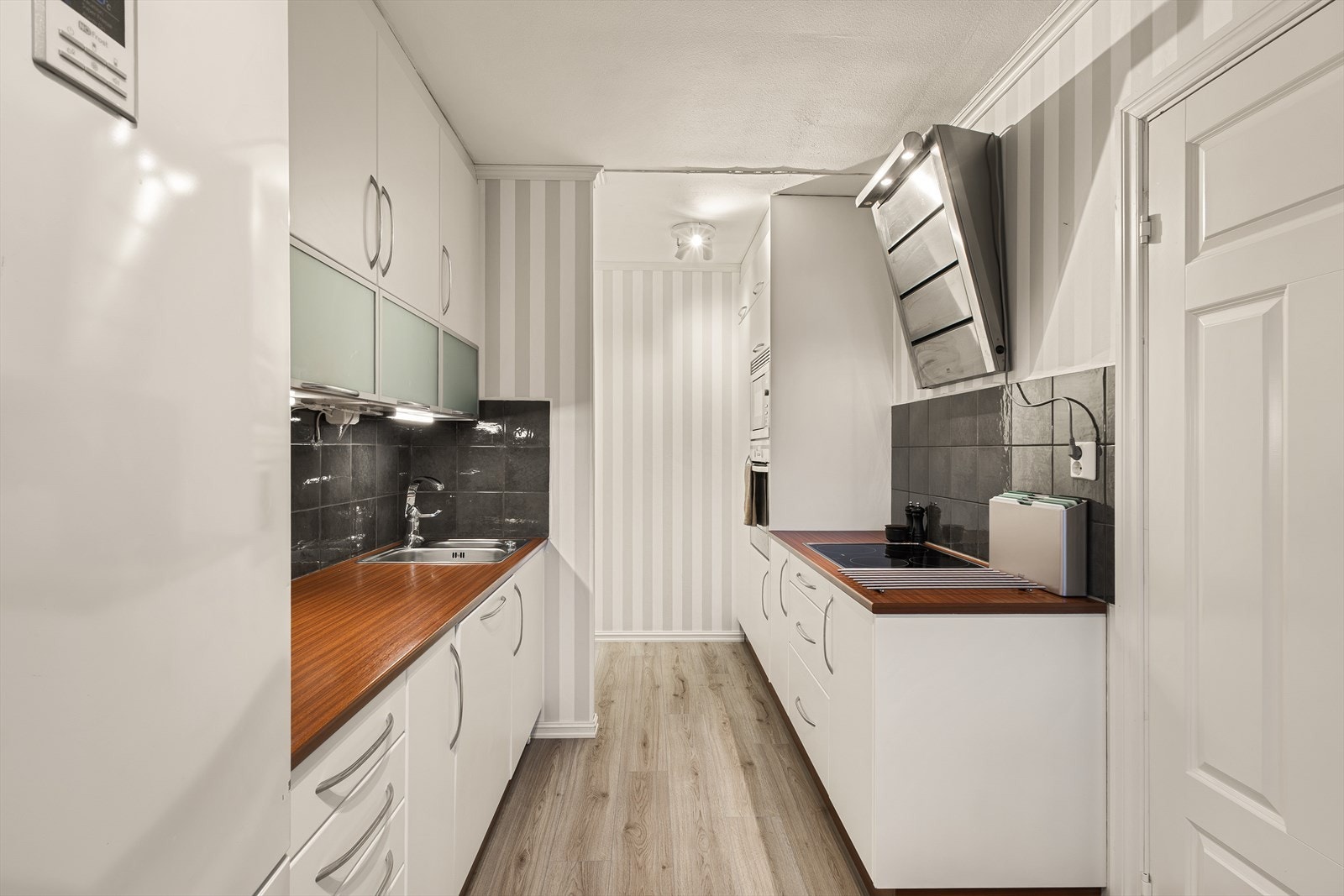 Kjøkkenet er svært romslig. Også her er det lagt nytt gulv i 2026. Galleribilde