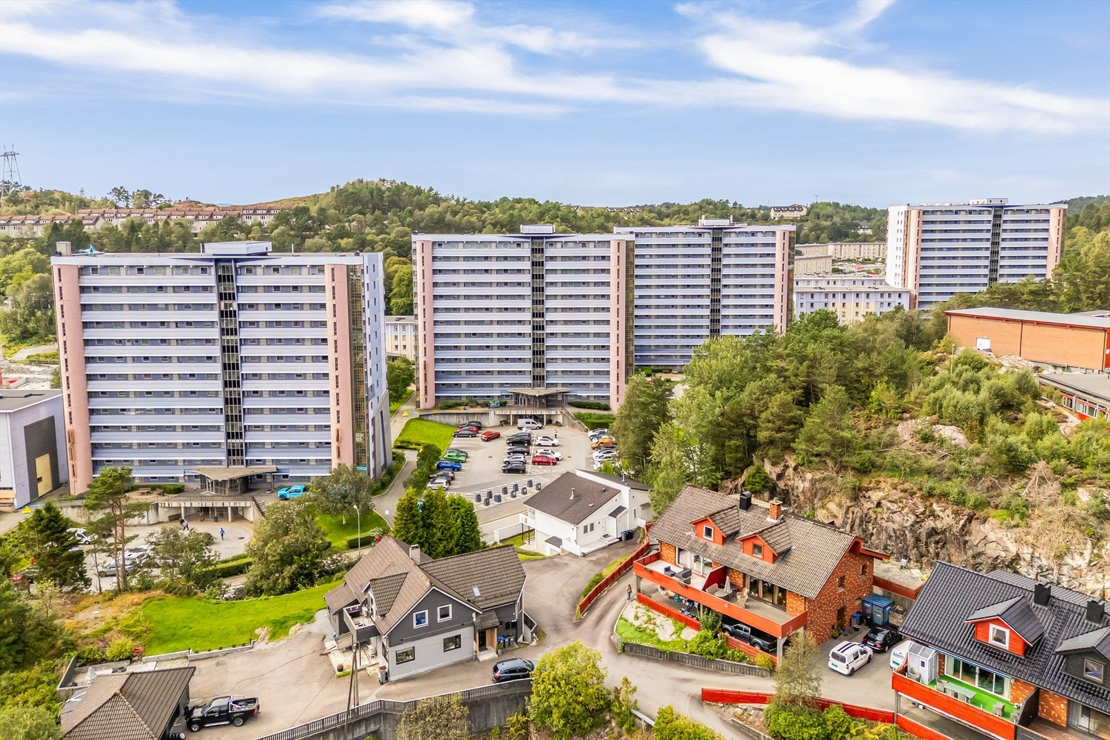Det er et svært godt kollektivtilbud med et busstopp rett utenfor som tar deg til bl.a. Bergen sentrum på ca. 12 minutter med hyppige avganger. Galleribilde