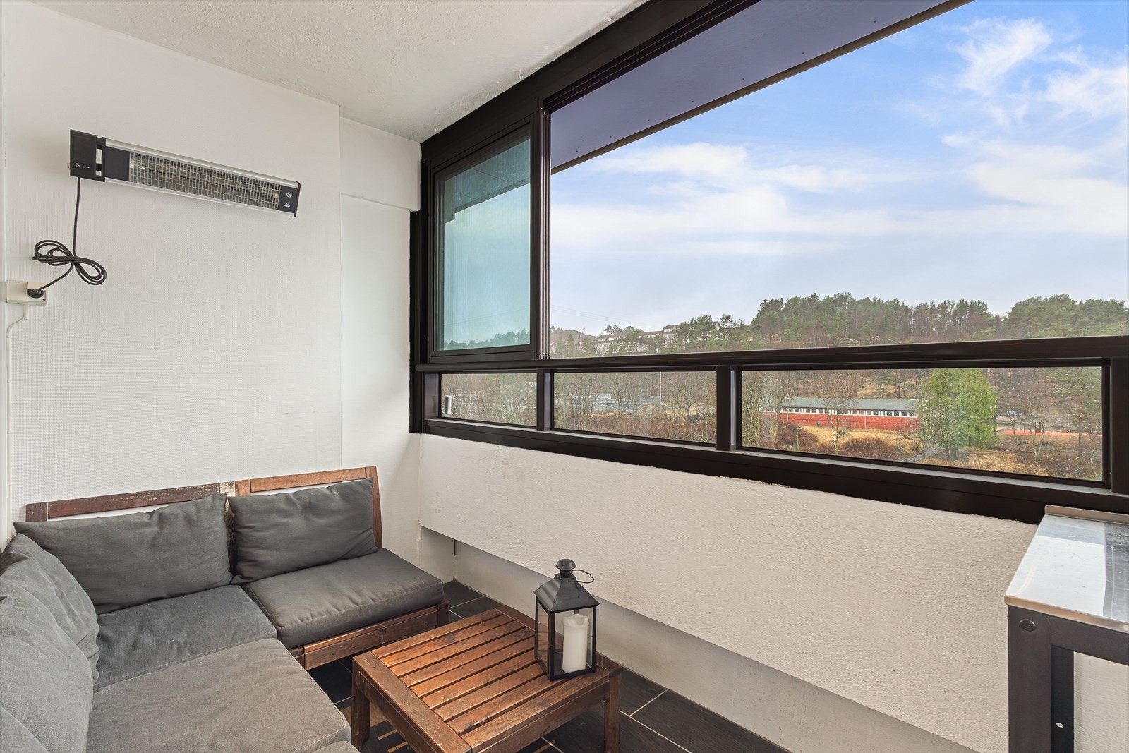 Balkongen er solrik og har montert varmelampe som gjør at du kan benytte uteplassen året rundt. Galleribilde