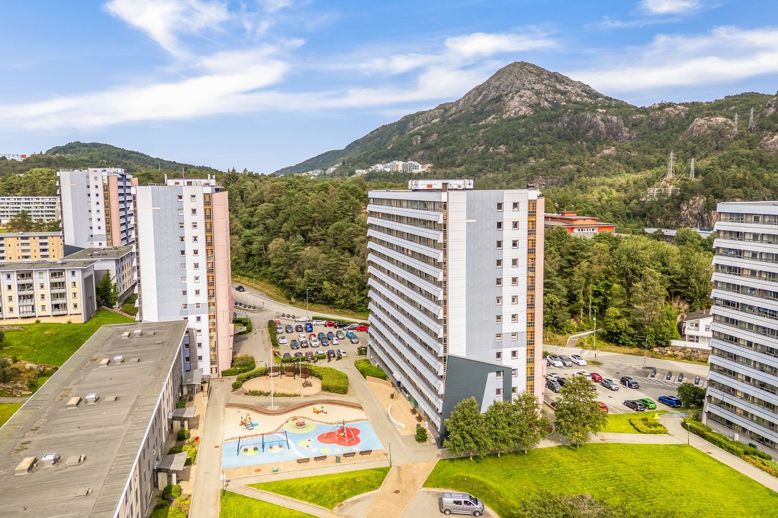 Det er rikelig med turmuligheter i nærområdet, blant annet opp Lyderhorn som du kan se fra leiligheten! Galleribilde