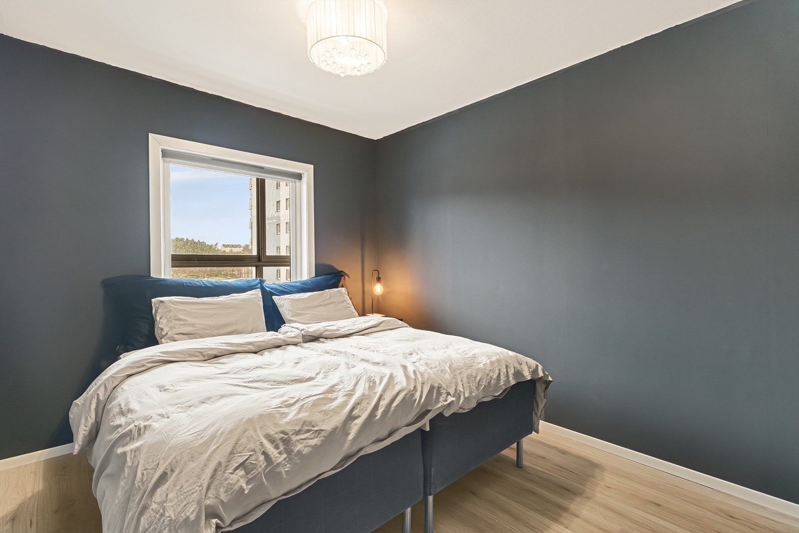 Soverommet måler hele 13,2 m² og har nytt 1-stavs laminatgulv fra 2026! Galleribilde