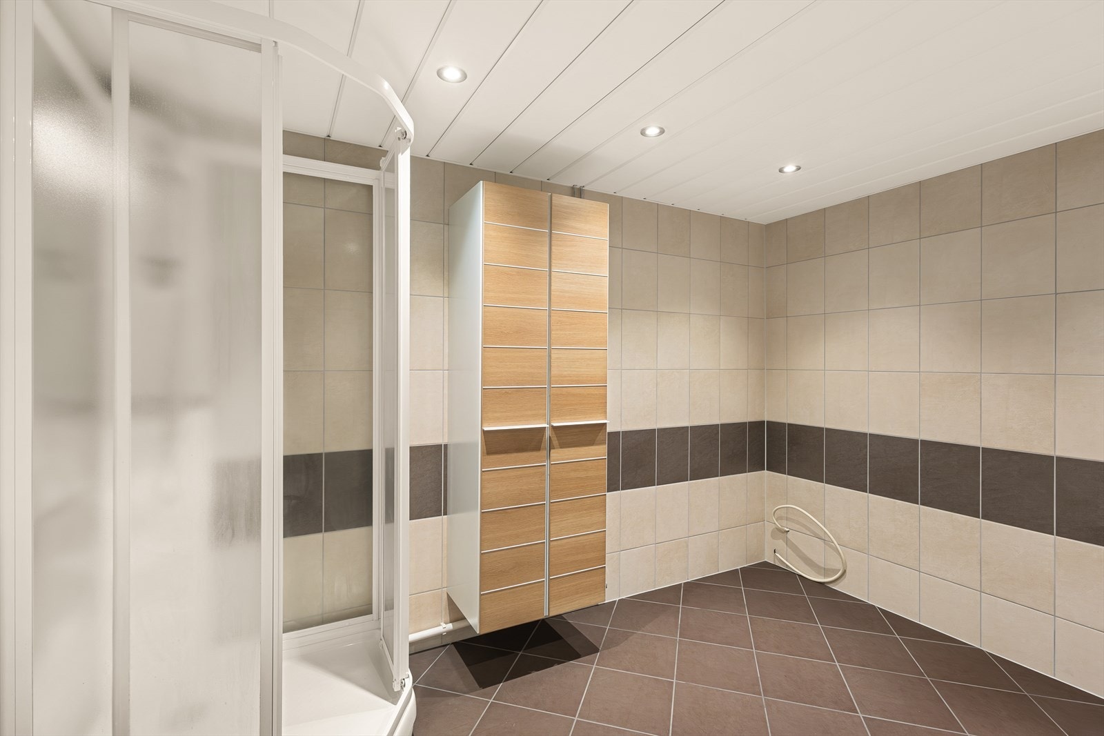 Det har tidligere vært et stort dobbelt boblebadekar på badet som eventuelt kan tilbakeføres av ny eier. Varmtvann er inkludert i felleskostnadene. Galleribilde