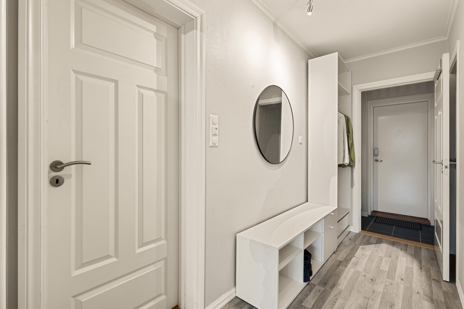 Velkommen inn! I vindfanget har du flislagt gulv, praktisk på regnværsdager. Det er god plass til garderobeskap i gangen. Galleribilde