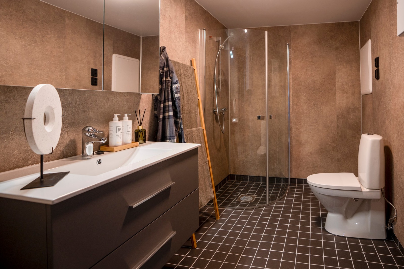 Tidløst bad med dusjhjørne, toalett og en moderne baderomsinnredning. Varmekabler i gulv. Galleribilde