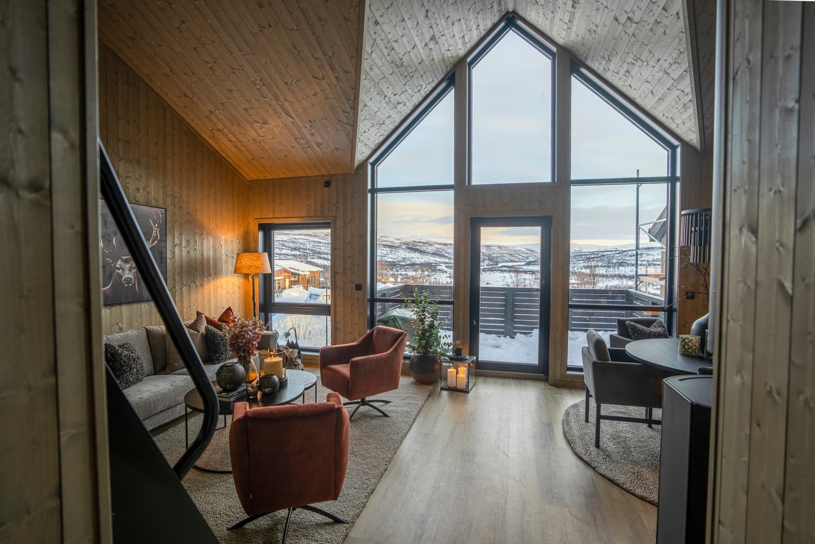 Stuen fremstår luftig takket være høy takhøyde, store vindusflater og en kombinert stue-/kjøkkenløsning. Galleribilde