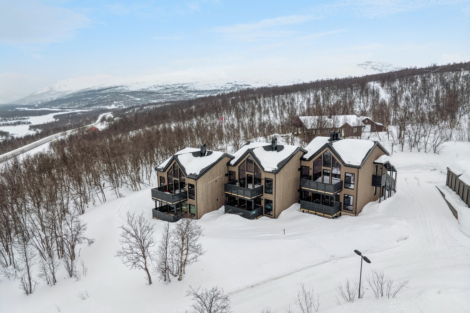 Eiendommen ligger i et ettertraktet og populært hyttefelt på Skaidi, like ved Skaidikrysset, et sentralt knutepunkt på E6. Området er meget naturskjønt, midt i et stort rekreasjons- og friluftsområde. Galleribilde