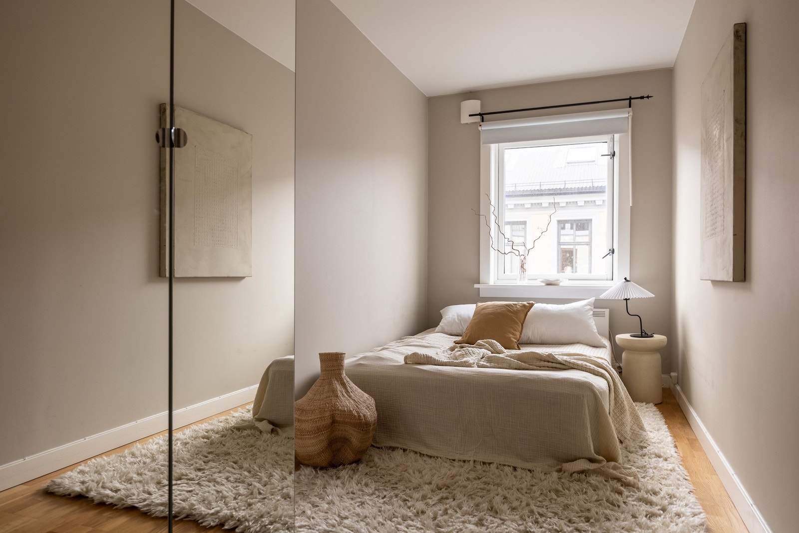 Leilighetens soverom er av god størrelse med plass til dobbelseng og garderobe. Galleribilde