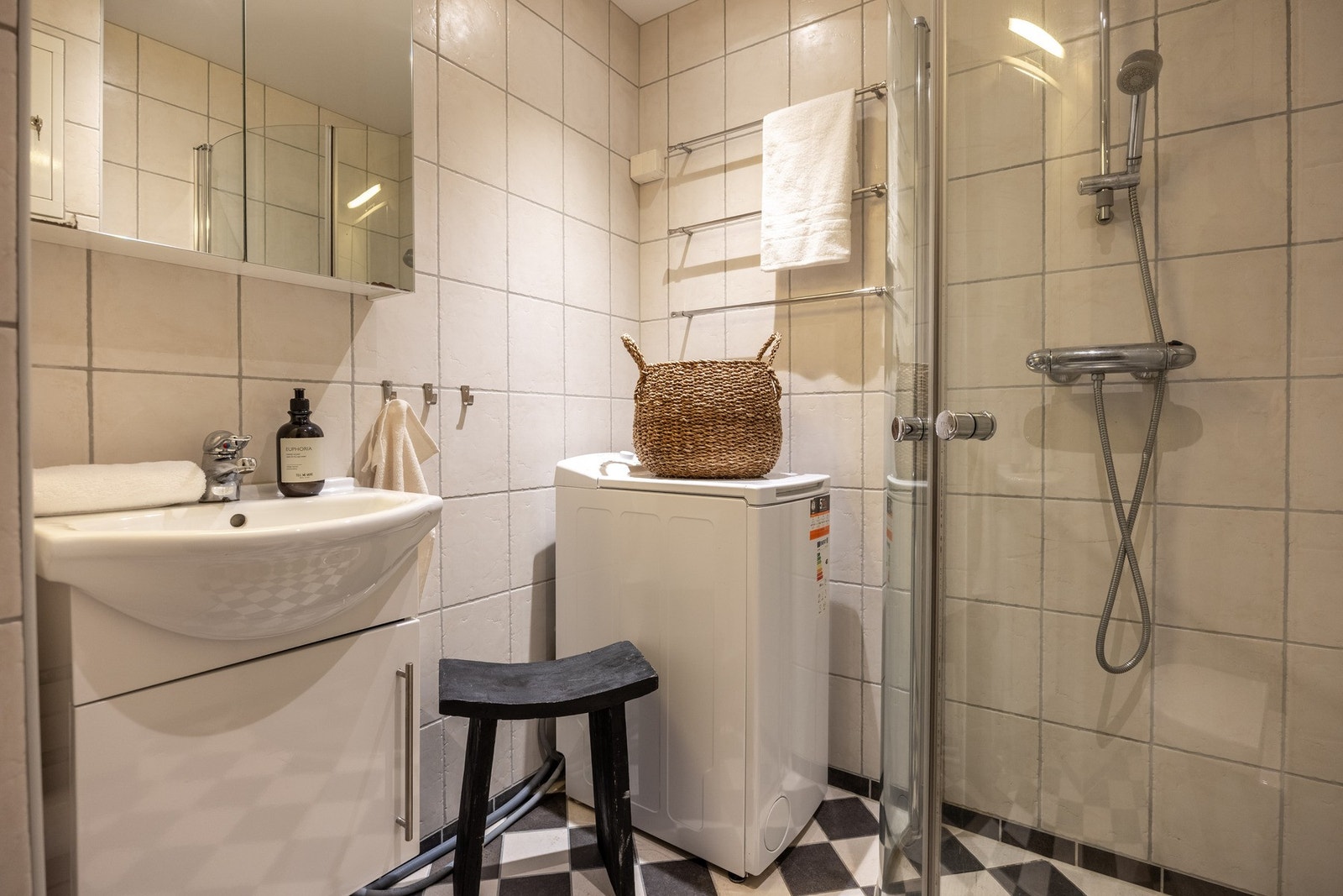 Praktisk og lunt baderom med flislagte overflater og varmekabler. Galleribilde