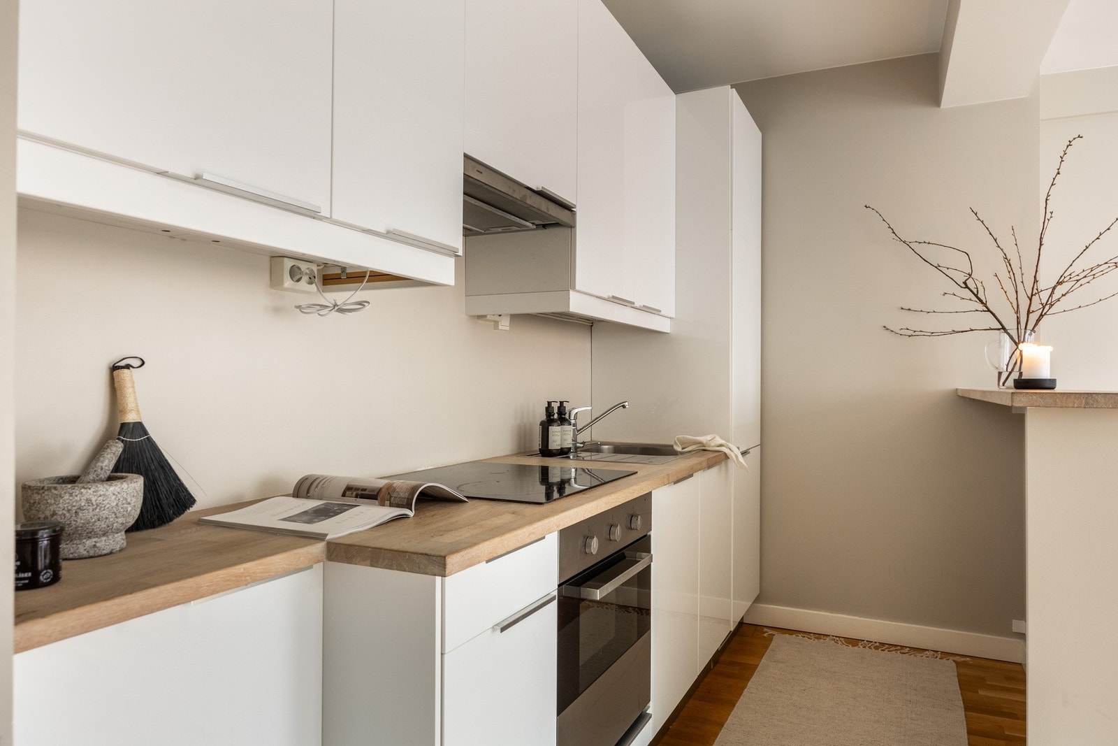 Innredning er utstyrt med kjøl/frys, oppvaskmaskin og komfyr med koketopp. Galleribilde