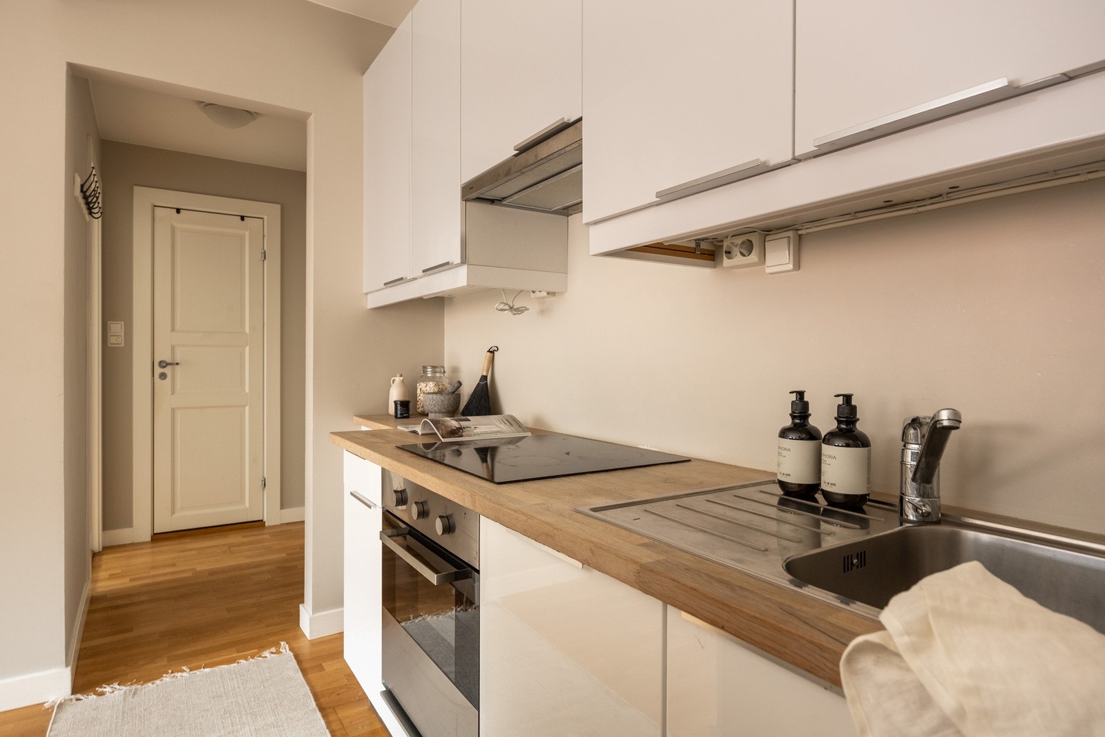 Sosialt og luftig kjøkken med praktiske løsninger samt godt med både skap- og benkeplass. Galleribilde