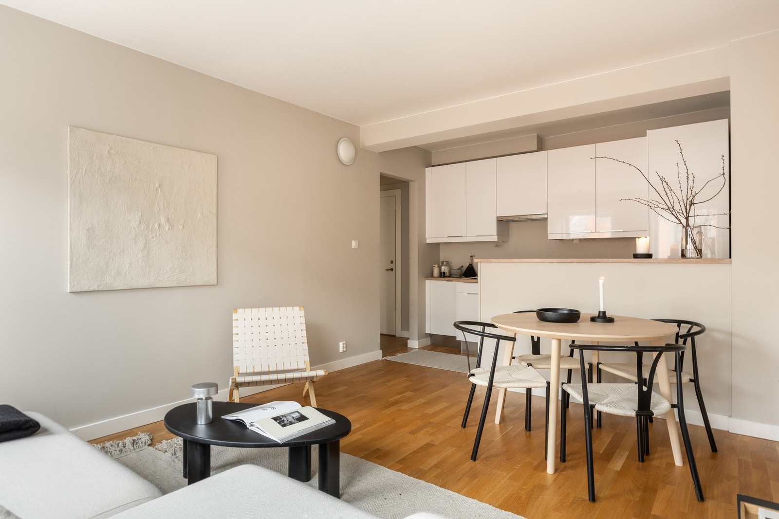 Praktisk planløsning med åpen kjøkkenløsning. Galleribilde