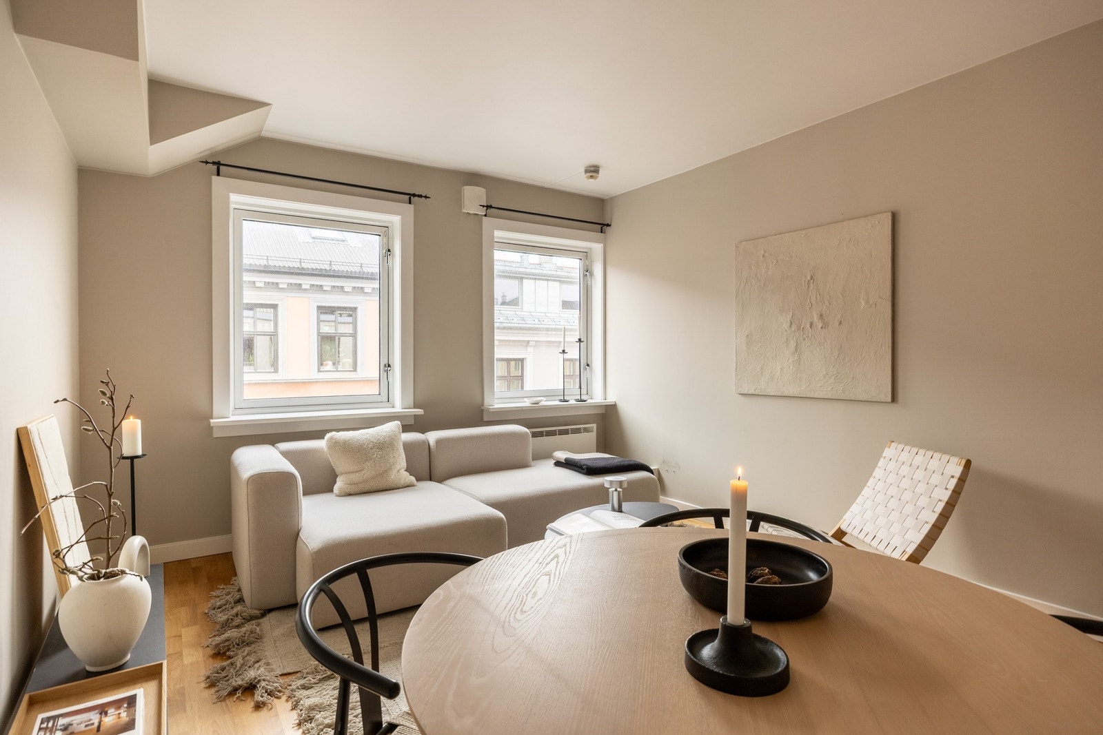 Stuen kan enkelt innredes med både sofa- og spiseseksjon. Galleribilde