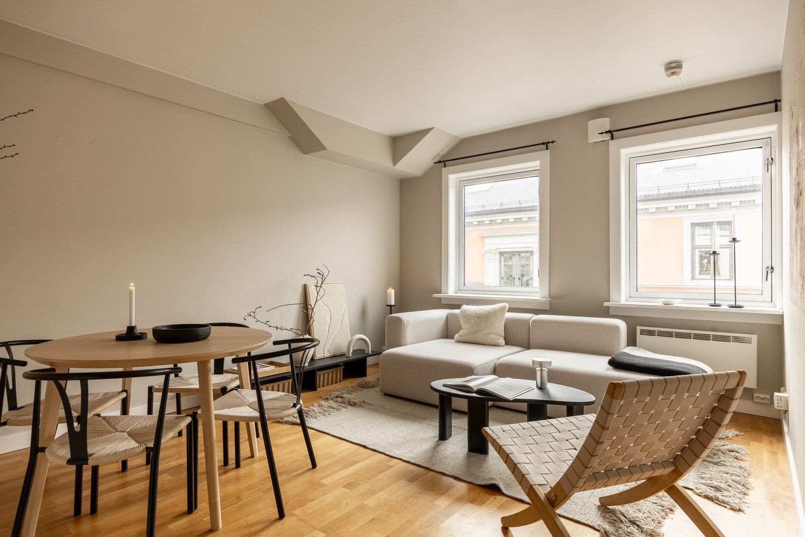 Leiligheten byr på flere gode kvaliteter med praktisk planløsning, store vindusflater og tilbaketrukket beliggenhet i 5. etasje med heis. Galleribilde