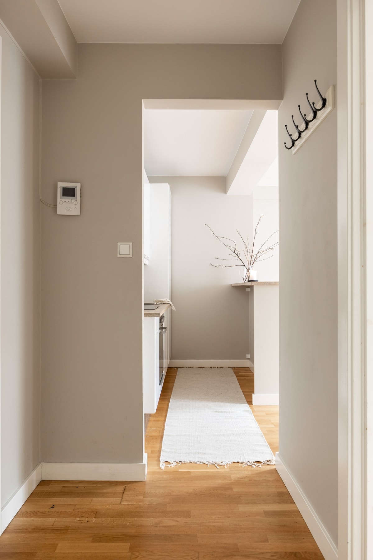 Romslig entré med plass til oppheng av yttertøy. Galleribilde