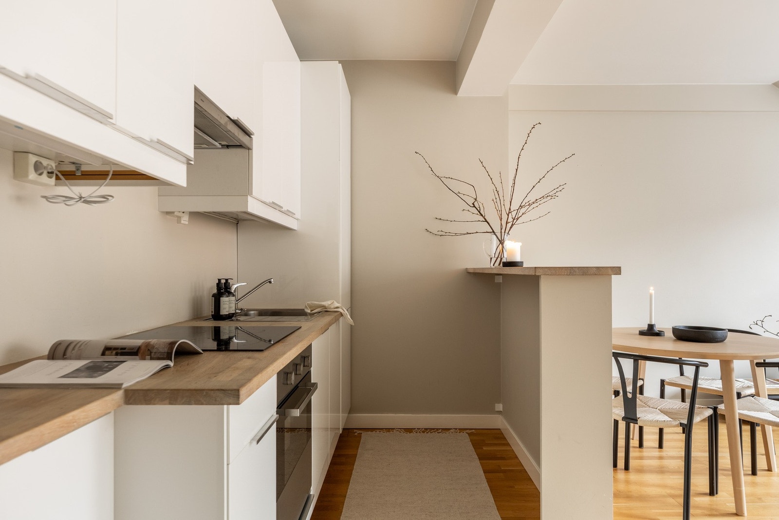 Pent Ikea kjøkkeninnredning med slette fronter. Galleribilde