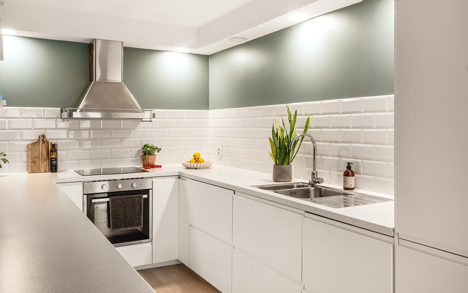 Integrerte hvitevarer: platetopp, stekeovn, oppvaskmaskin og kjøl- og fryseskap Galleribilde