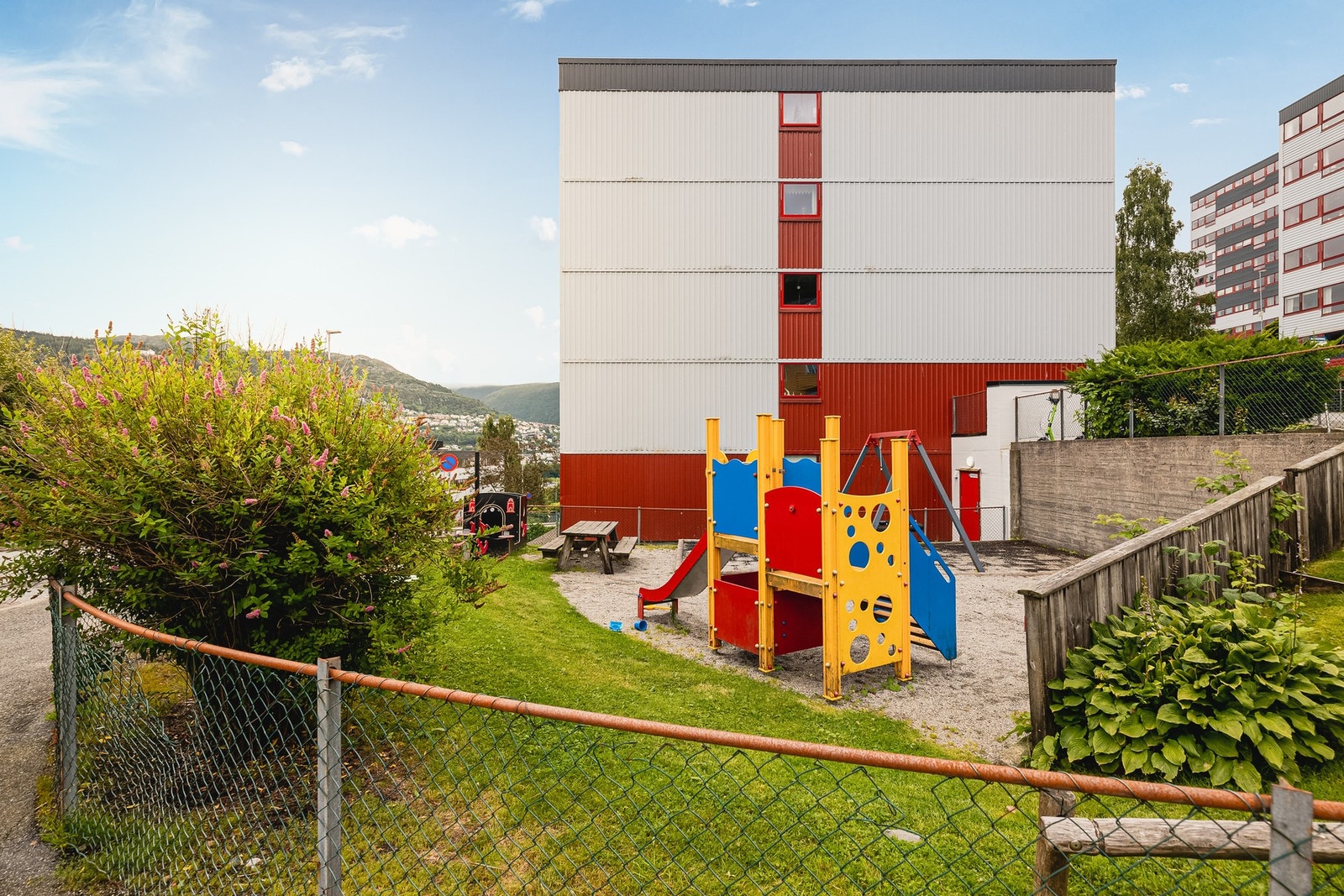 Borettslaget har lekeplass og fritidsmuligheter for folk i alle aldre Galleribilde