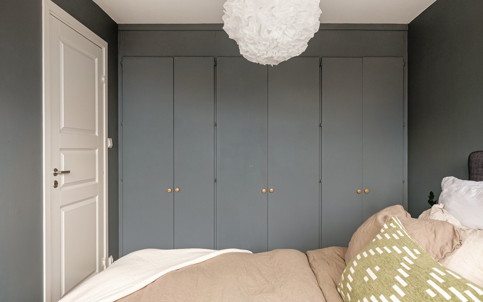 Innebygget skap med god plass til oppbevaring av sko og yttertøy Galleribilde