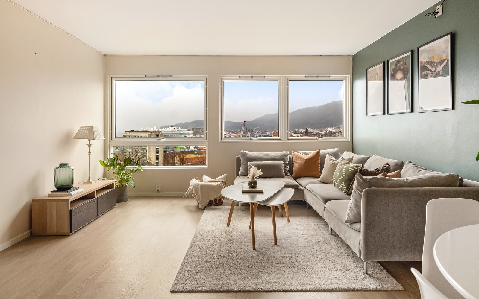 Store vindusflater gir rikelig med naturlig lys og skaper en god atmosfære i leiligheten Galleribilde