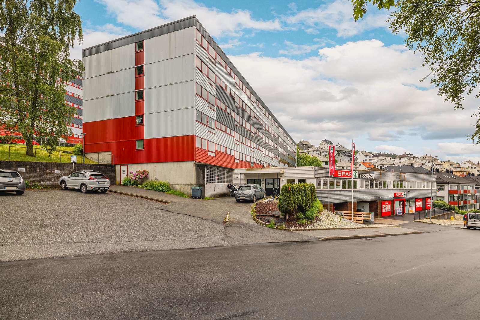 Med leiligheten følger fast parkeringsplass i felles garasjeanlegg Galleribilde