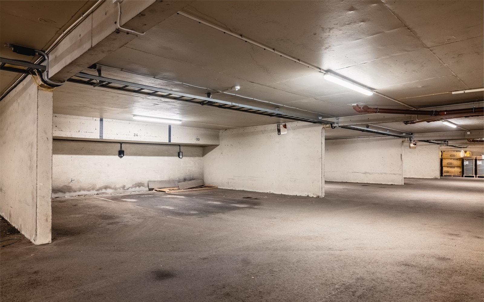 Med leiligheten følger fast parkeringsplass i felles garasjeanlegg og to eksterne boder Galleribilde