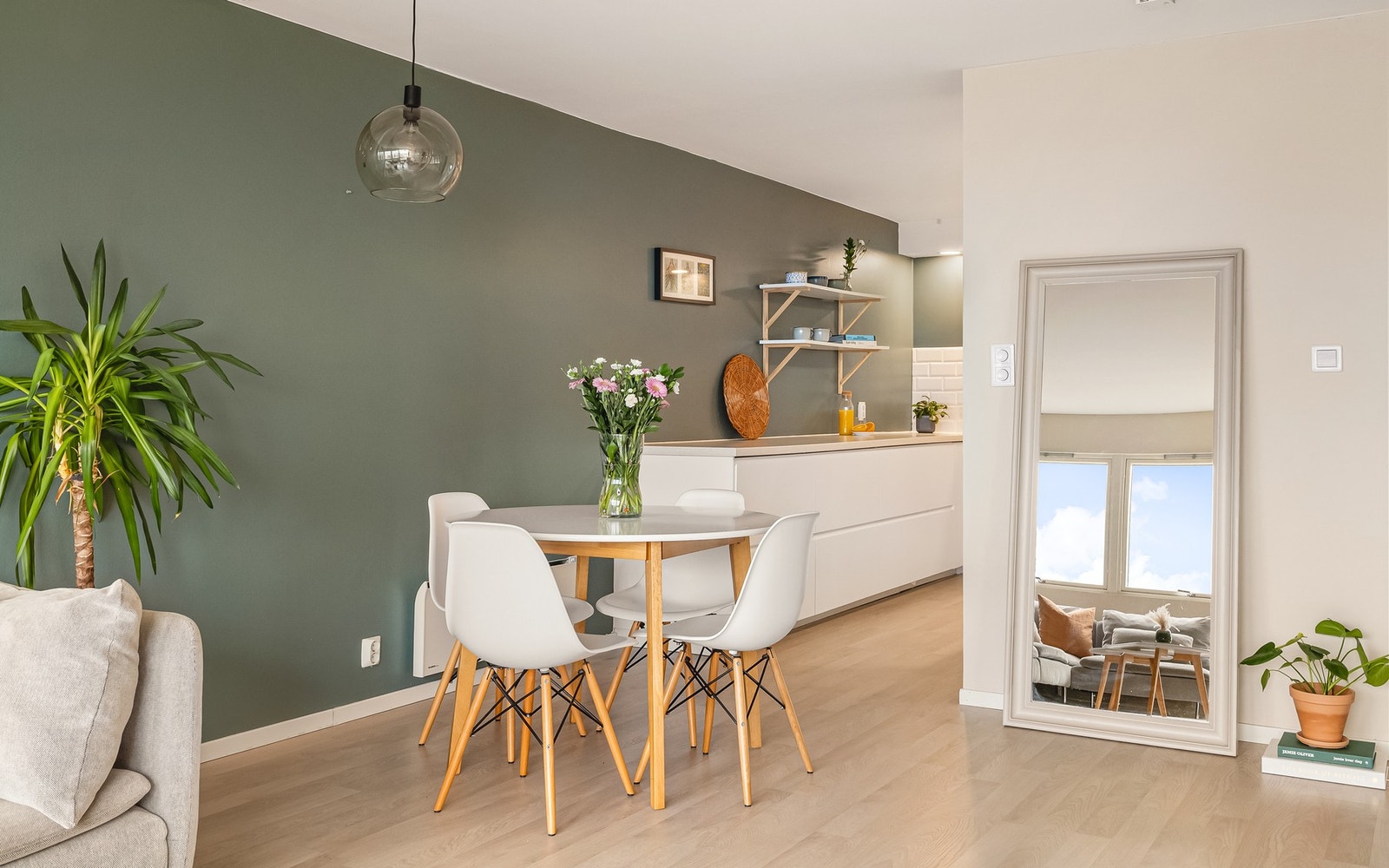 En åpen løsning mellom stue og kjøkken gir leiligheten et sosialt preg Galleribilde