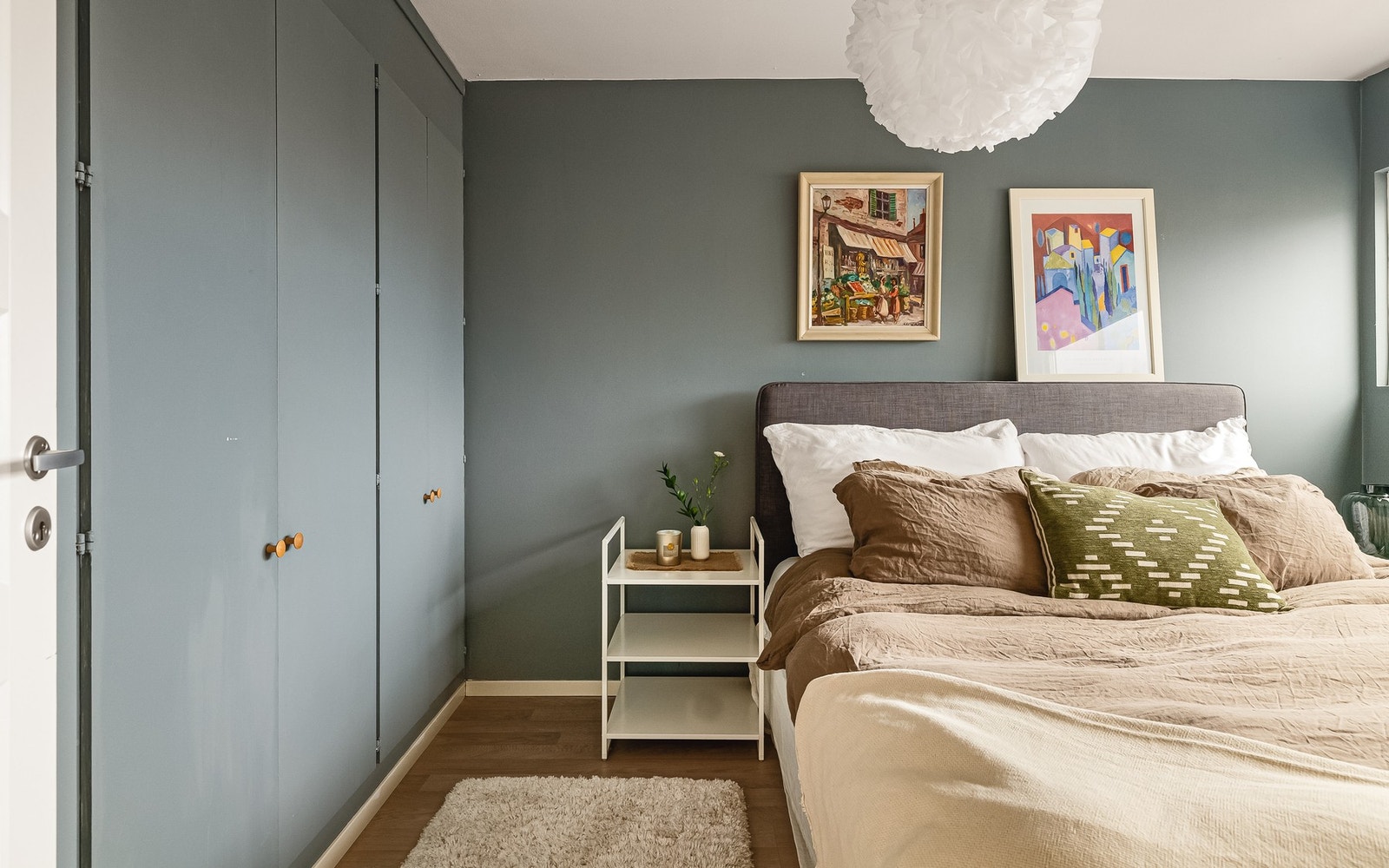 Hovedsoveommet er romlig med god plass til seng av ønsket størrelse, nattbord og annet passende møblement Galleribilde