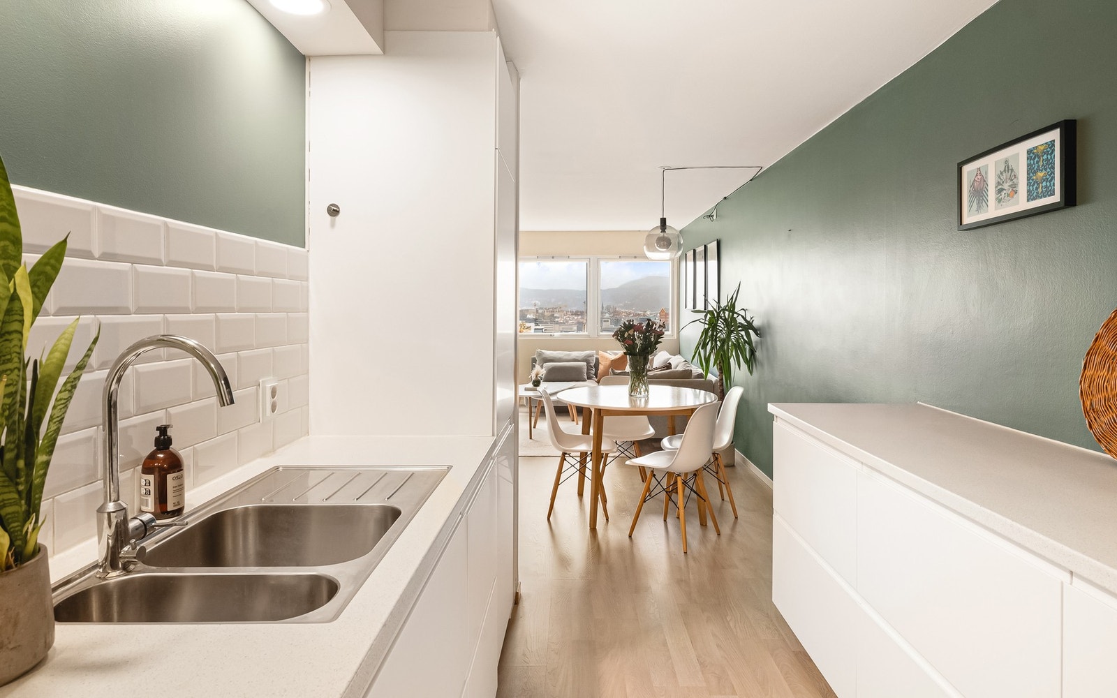 Kjøkkenet har godt med skap- og benkeplass Galleribilde