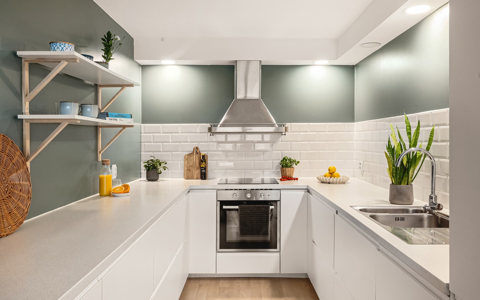 Lekkert kjøkken med slette fronter og laminert benkeplate Galleribilde