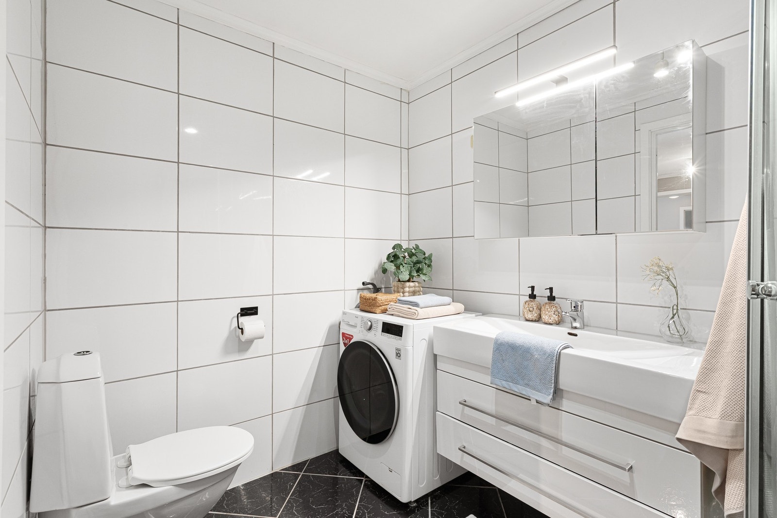 Baderommet har opplegg for vaskemaskin. Galleribilde