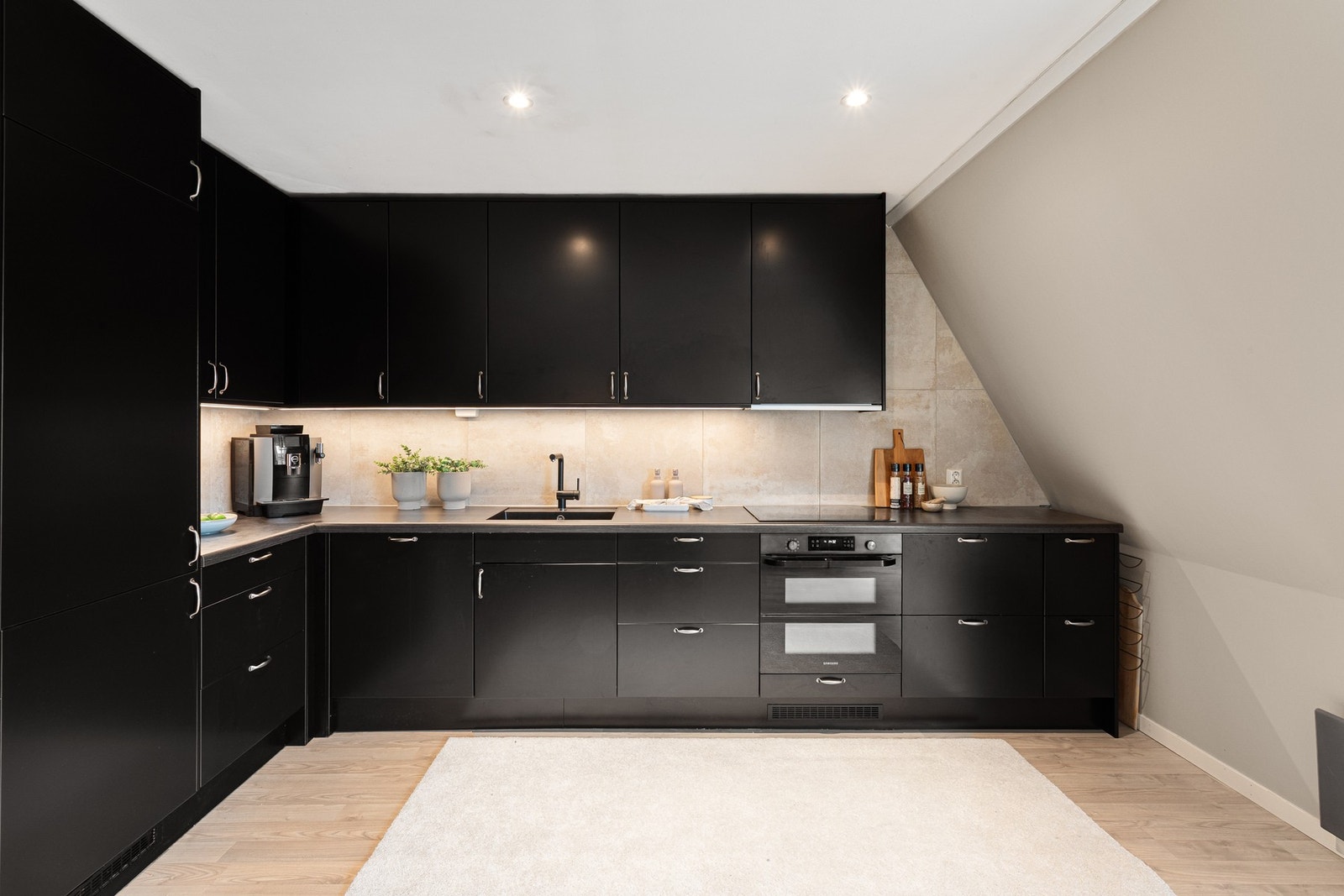 Pent kjøkken fra 2022 med god skap- og benkeplass for oppbevaring og matlaging. Galleribilde