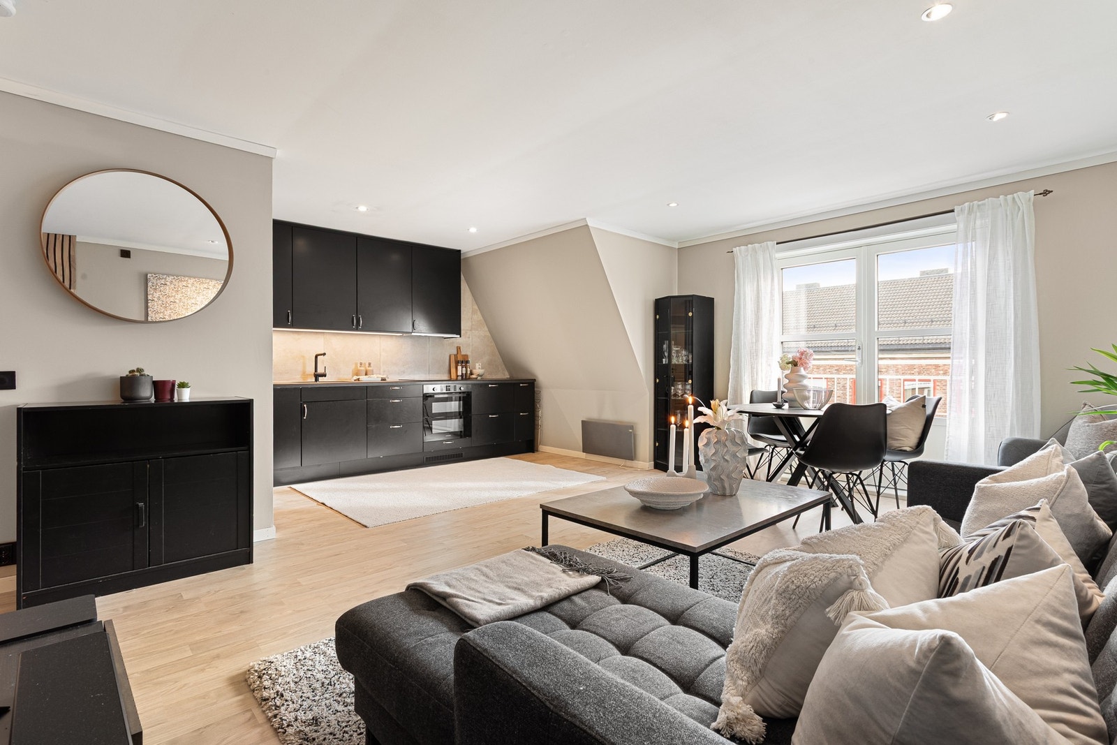 Lys og innbydende stue med store vindusflater som gir rikelig med naturlig dagslys. Galleribilde