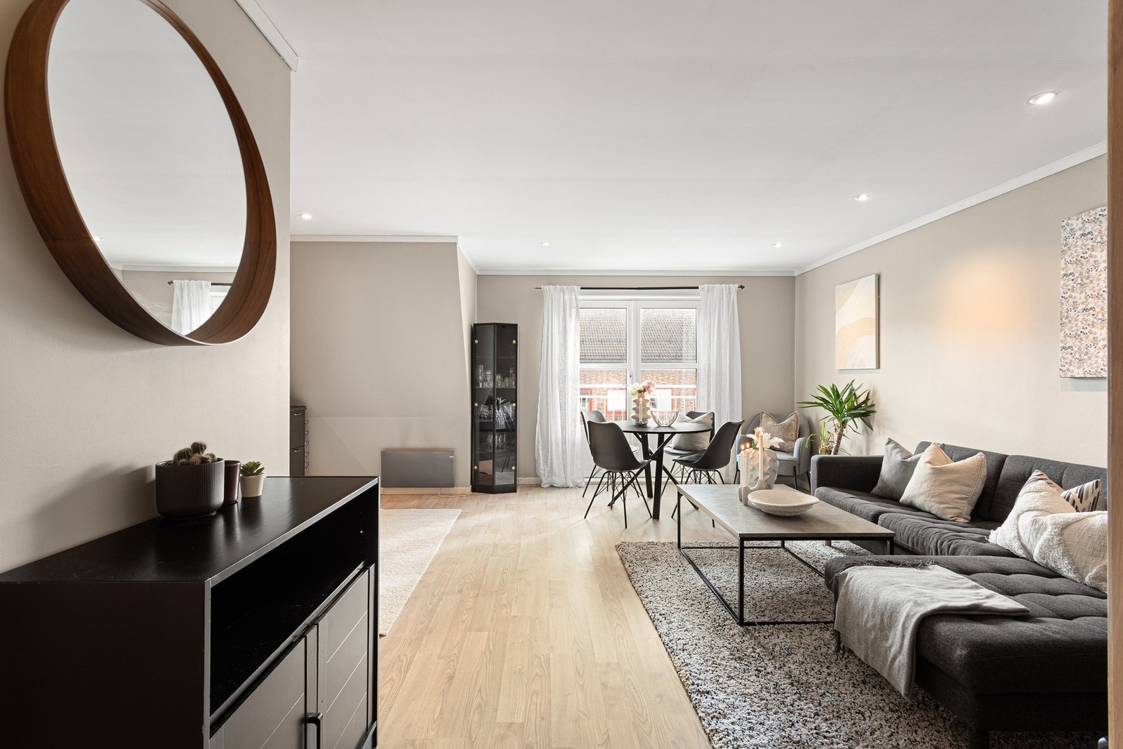 Delikat stue med god plass til både sofagruppe og spisebord. Galleribilde