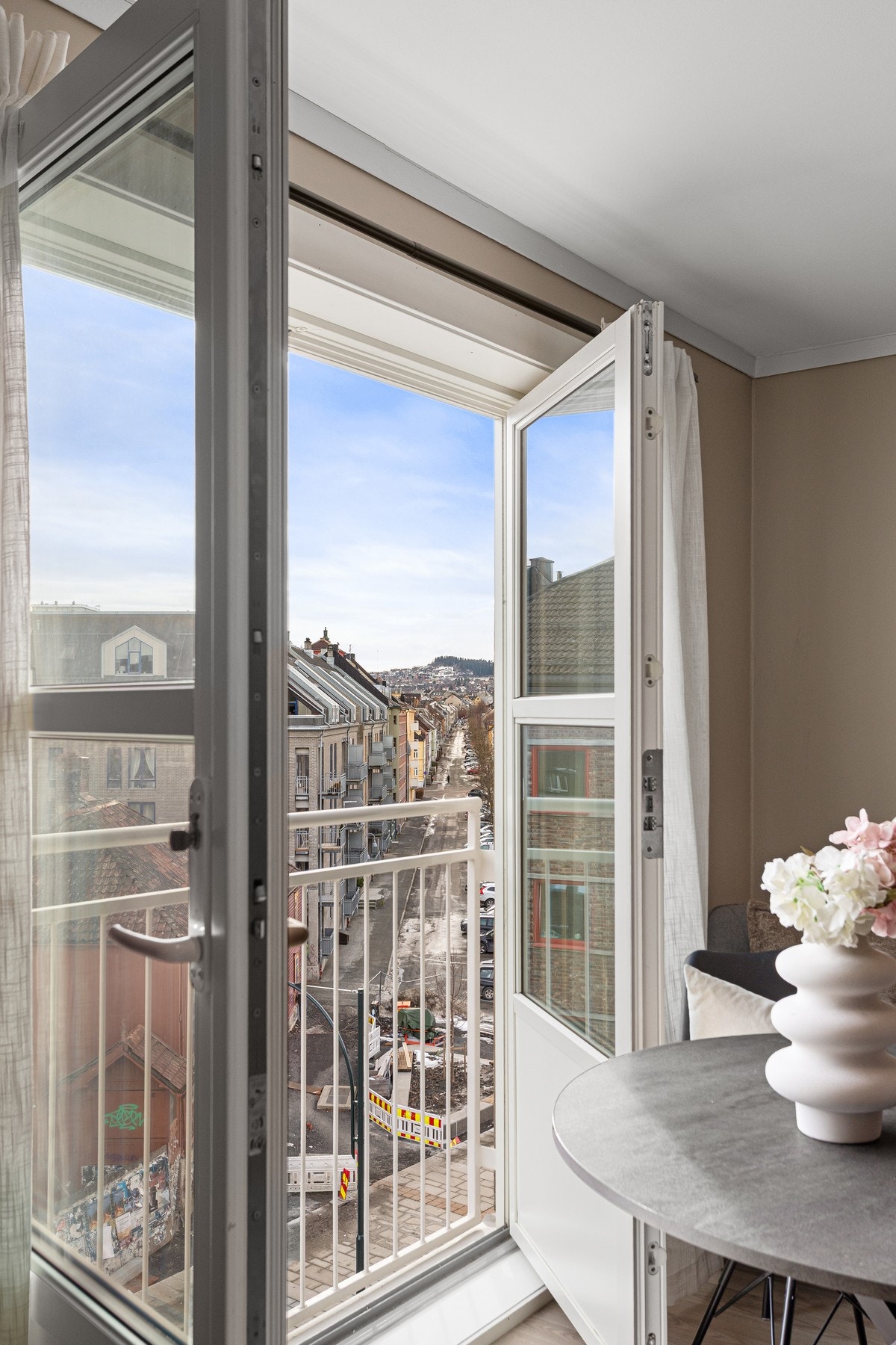 Flott fransk balkong som er ypperlig i sommerhalvåret. Galleribilde