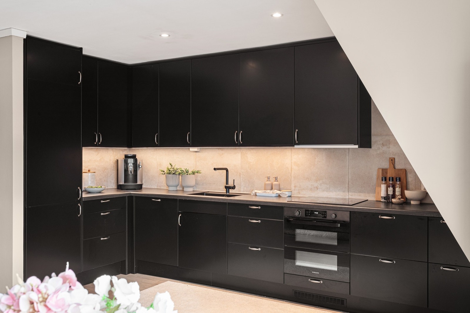 Kjøkkenet har integrert platetopp, stekeovn, oppvaskmaskin og kjøle/fryseskap. Galleribilde