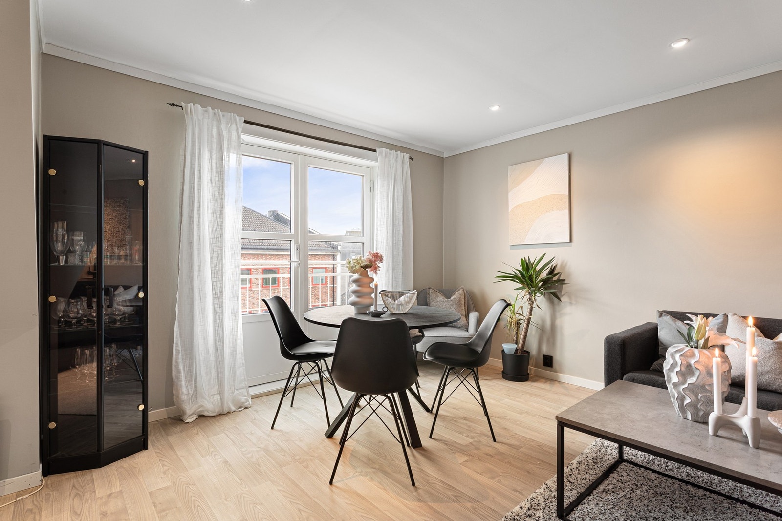 Spisebordet finner sin naturlige plassering ved stuen. Galleribilde