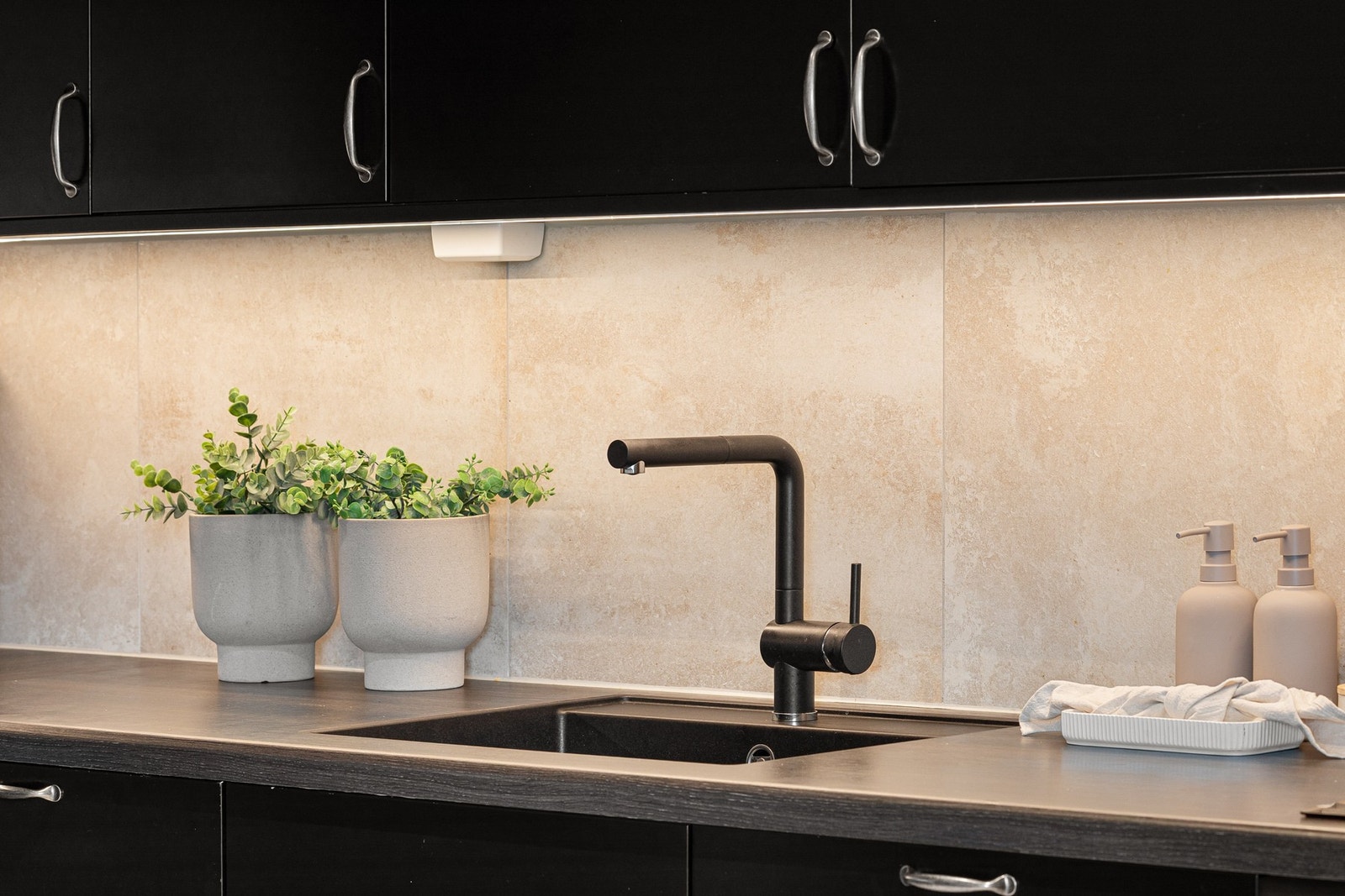 Kjøkkeninnredning med plane fronter og laminerte benkeplater. Galleribilde