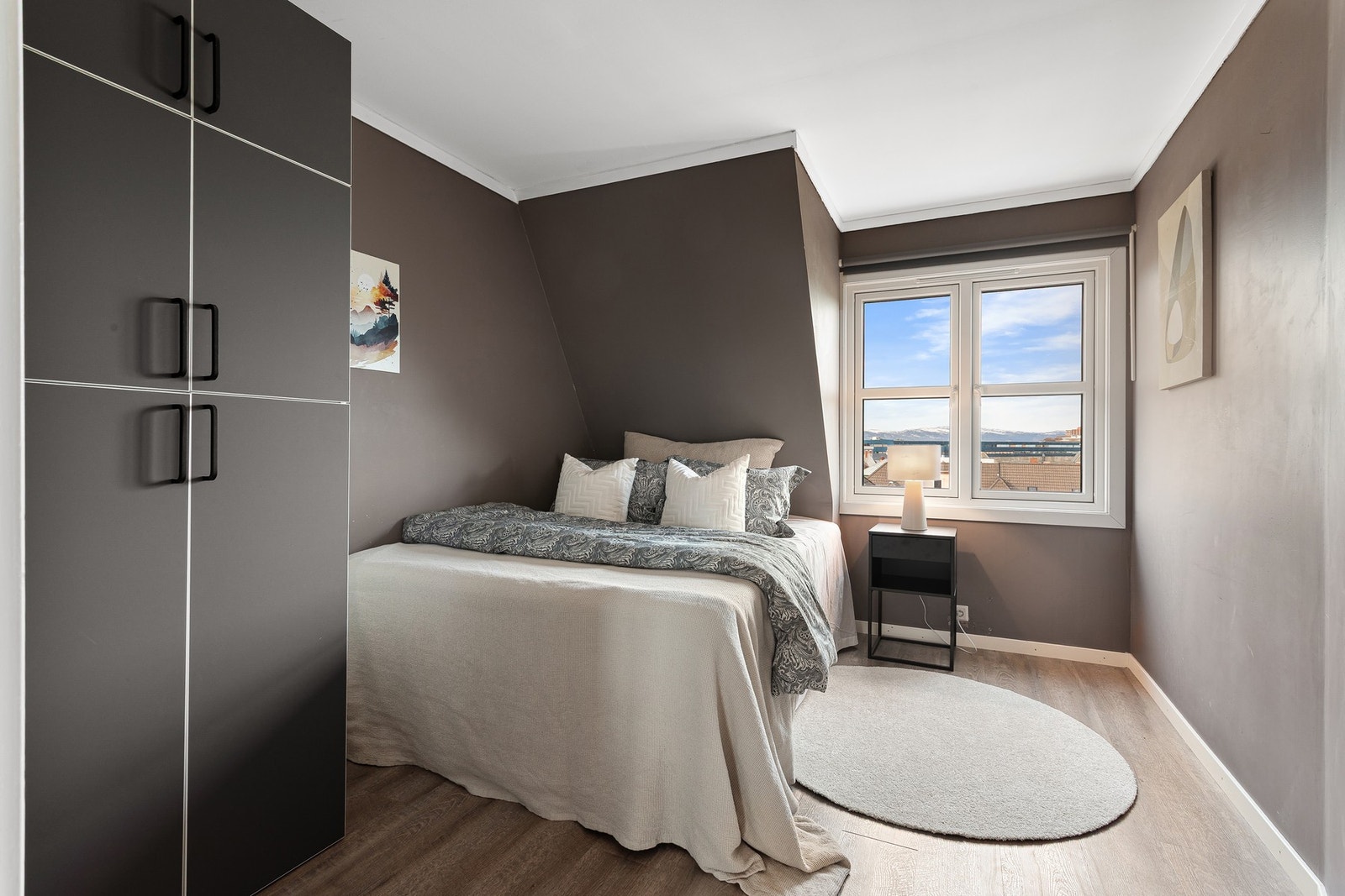 Soverom på 9,6 kvadratmeter, med god plass til seng og garderobeskap. Galleribilde