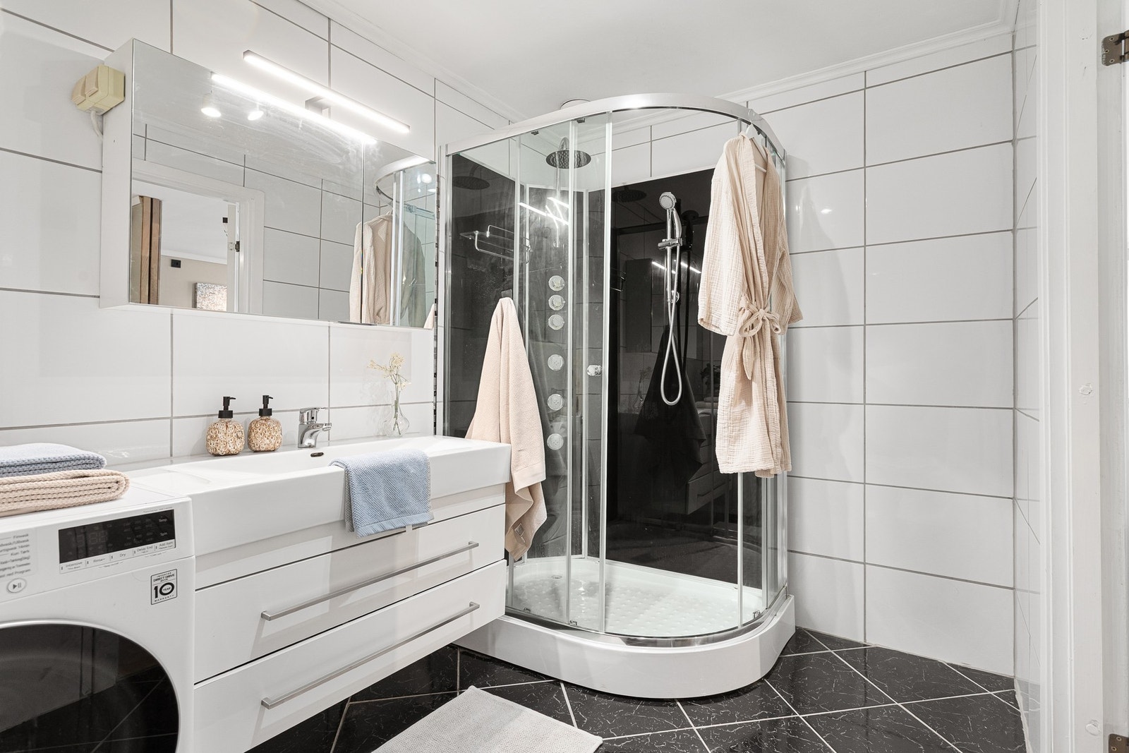 Flott flislagt baderom med elektriske varmekabler. Galleribilde