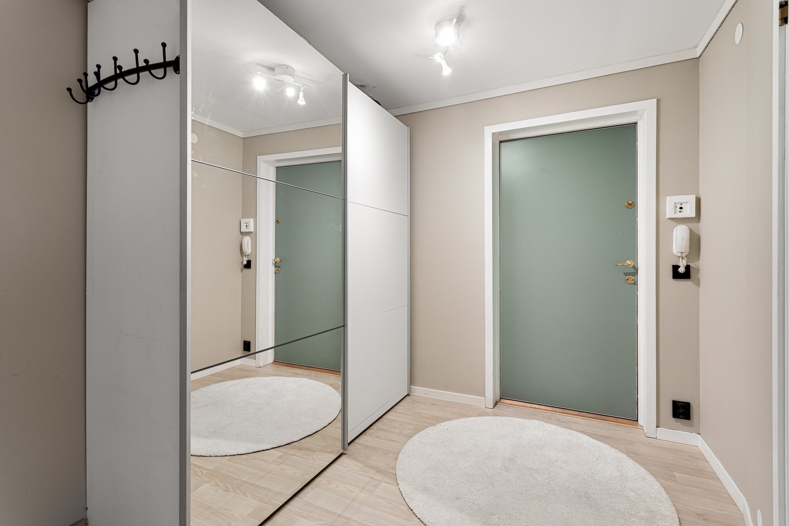 Innbydende entrè med gode oppbevaringsmuligheter. Galleribilde