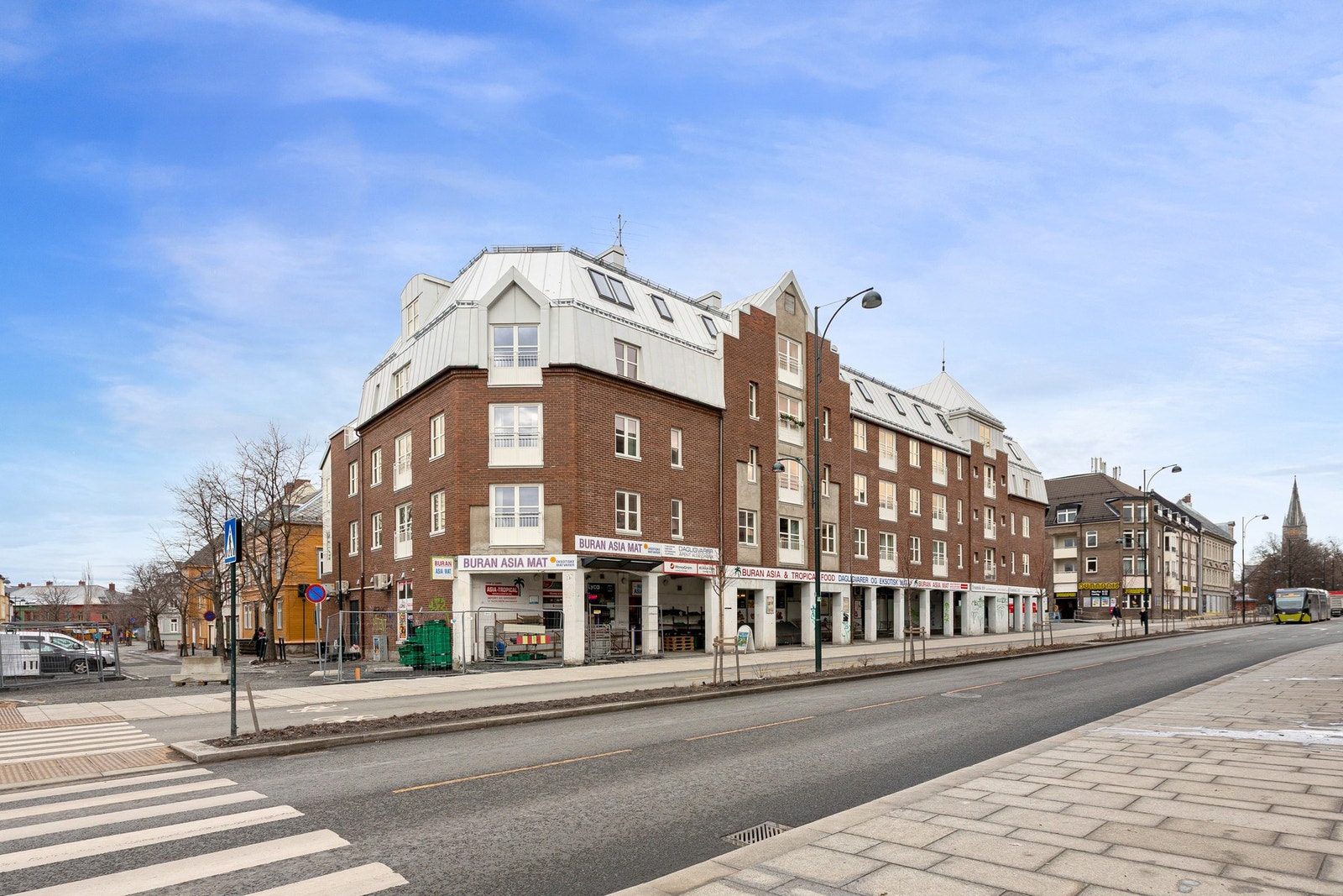 Eiendommen ligger attraktivt til på Lademoen med gangavstand til sentrum, Solsiden og gode kollektivforbindelser. Galleribilde