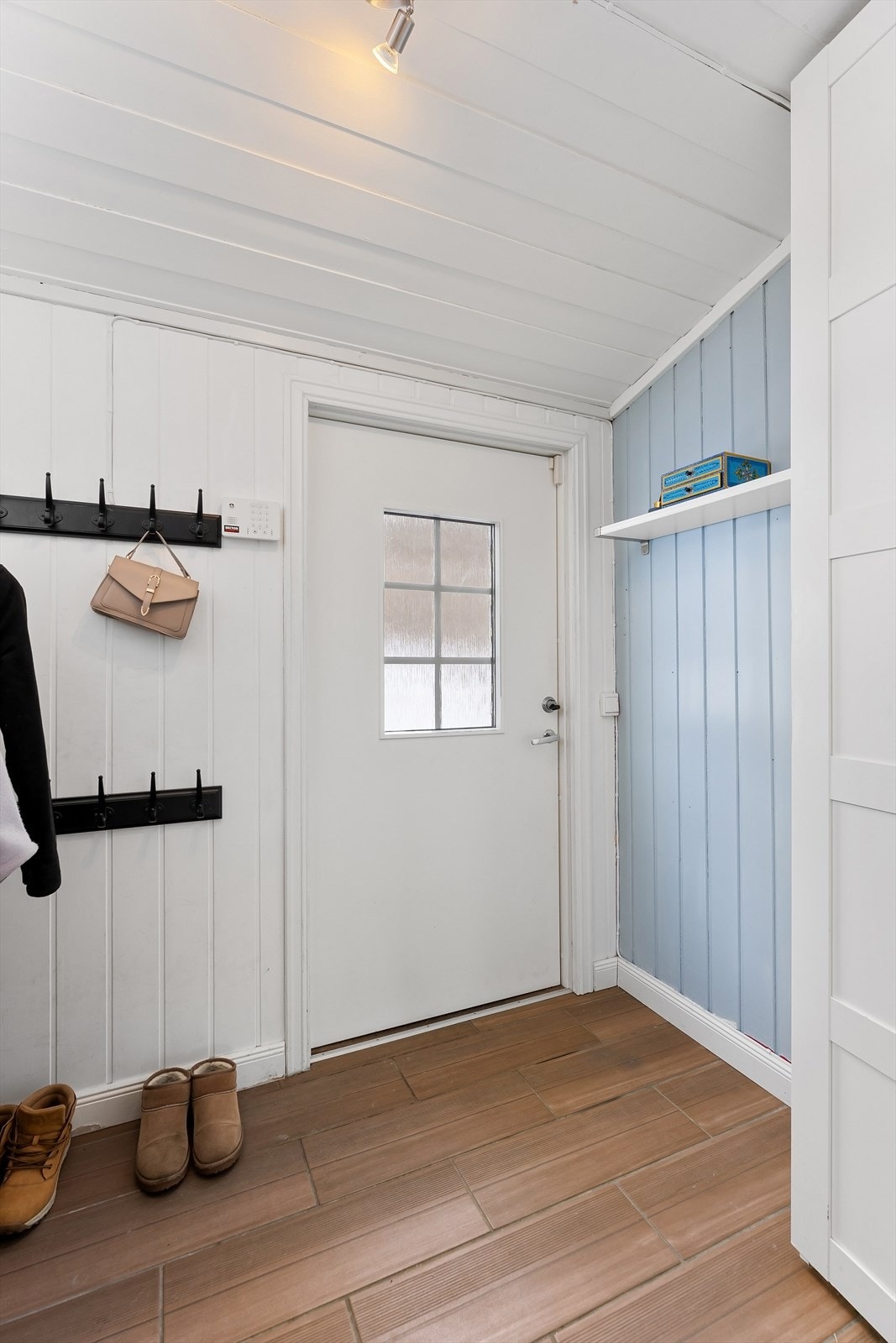 Velkommen inn i en lys og praktisk entré med flislagt gulv. Galleribilde