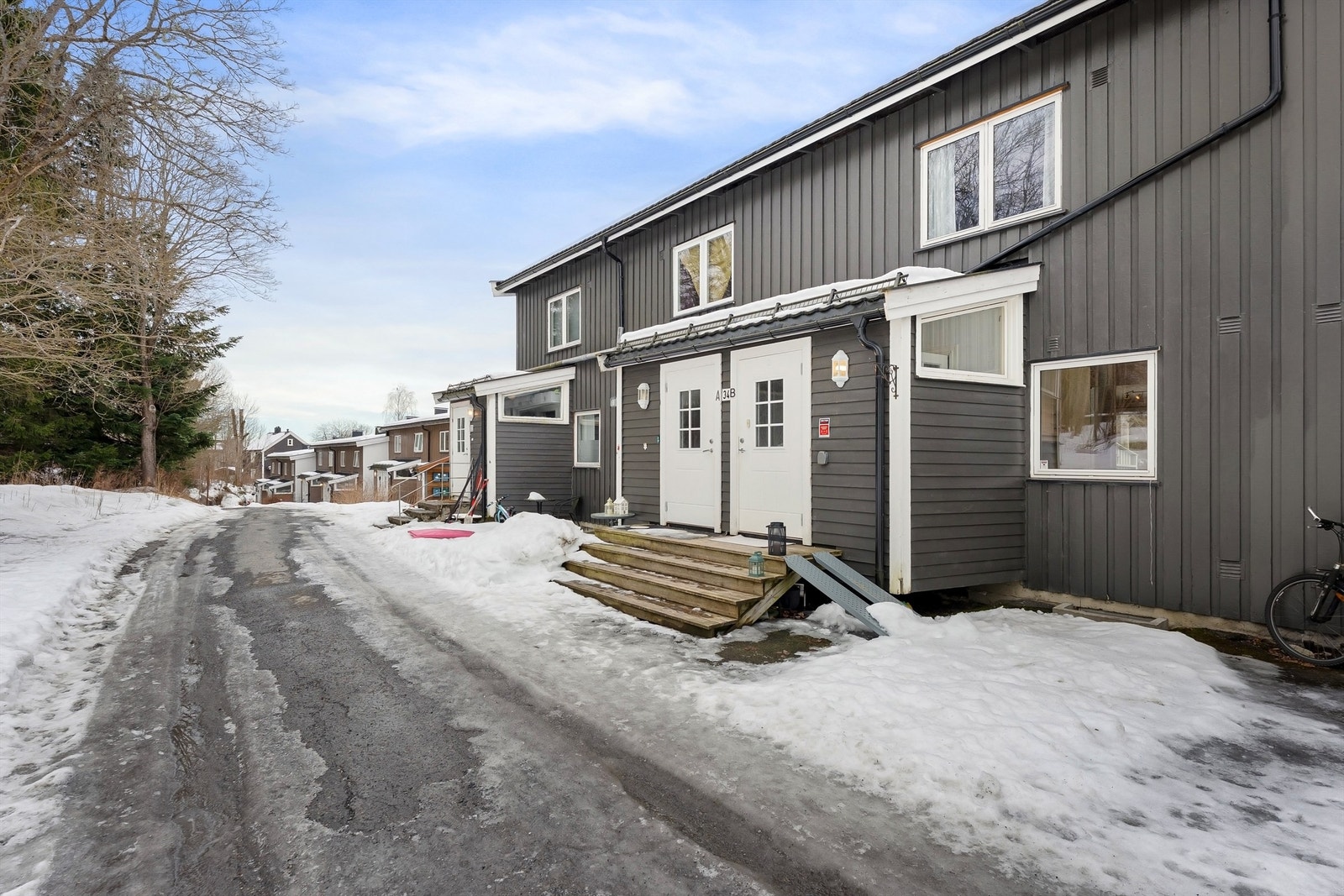 Egen inngang fra et rolig og etablert tun. Galleribilde