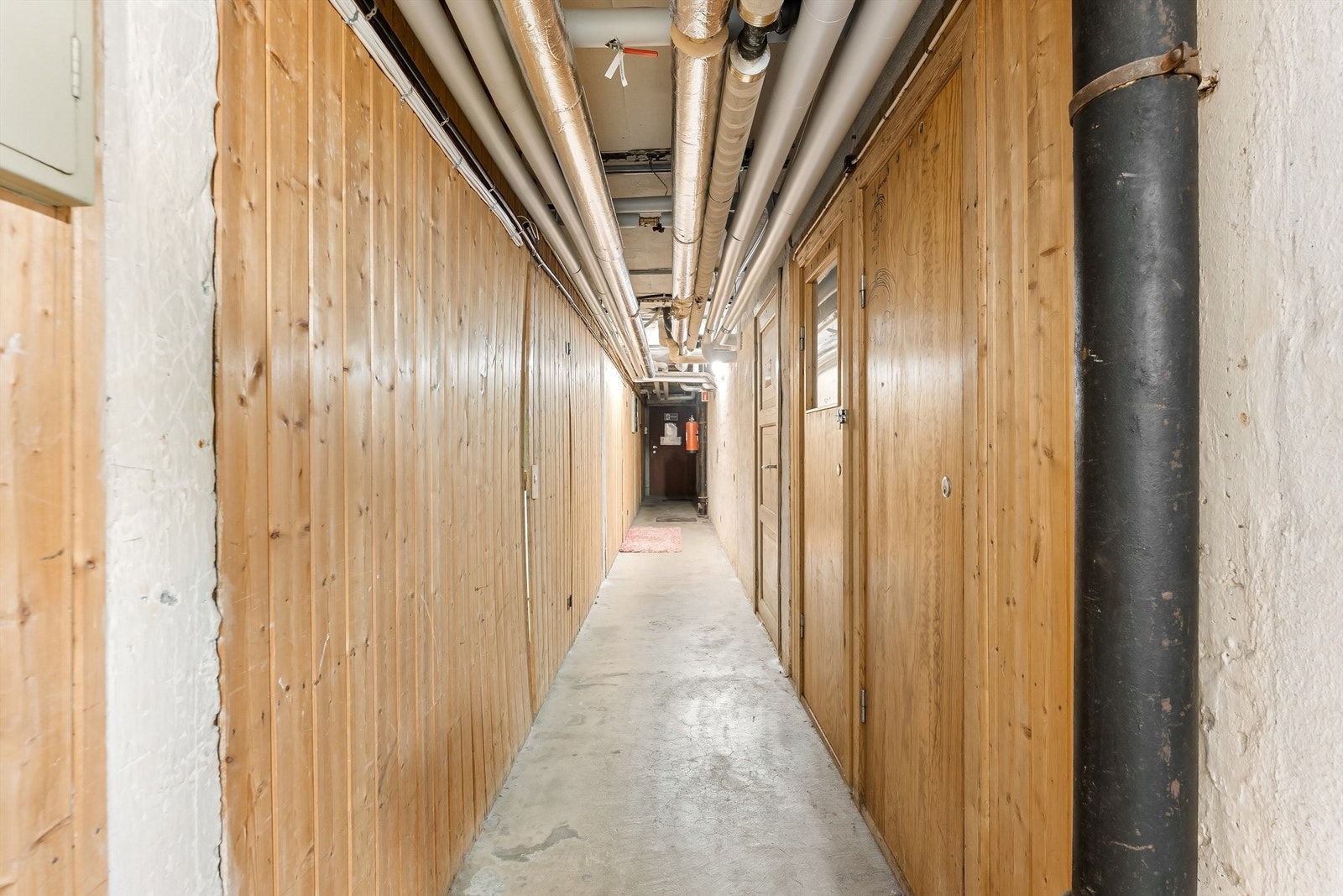 I fellesarealene i kjelleren disponerer boligen egen bod for ekstra lagring. Galleribilde