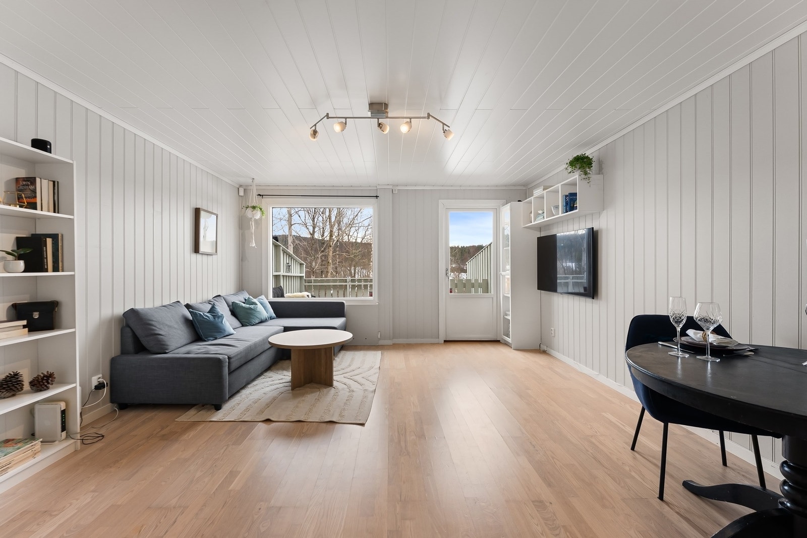 Stuen er boligens samlingspunkt, med god plass til både sofagruppe og spisebord. Galleribilde