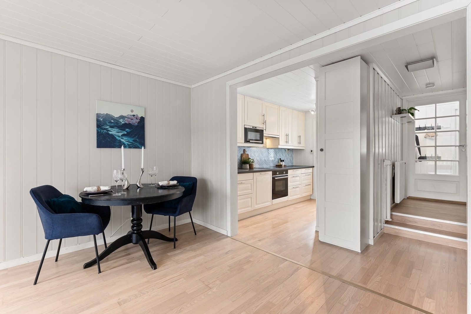 Den delvis åpne løsningen mot kjøkkenet skaper en sosial sone. Galleribilde