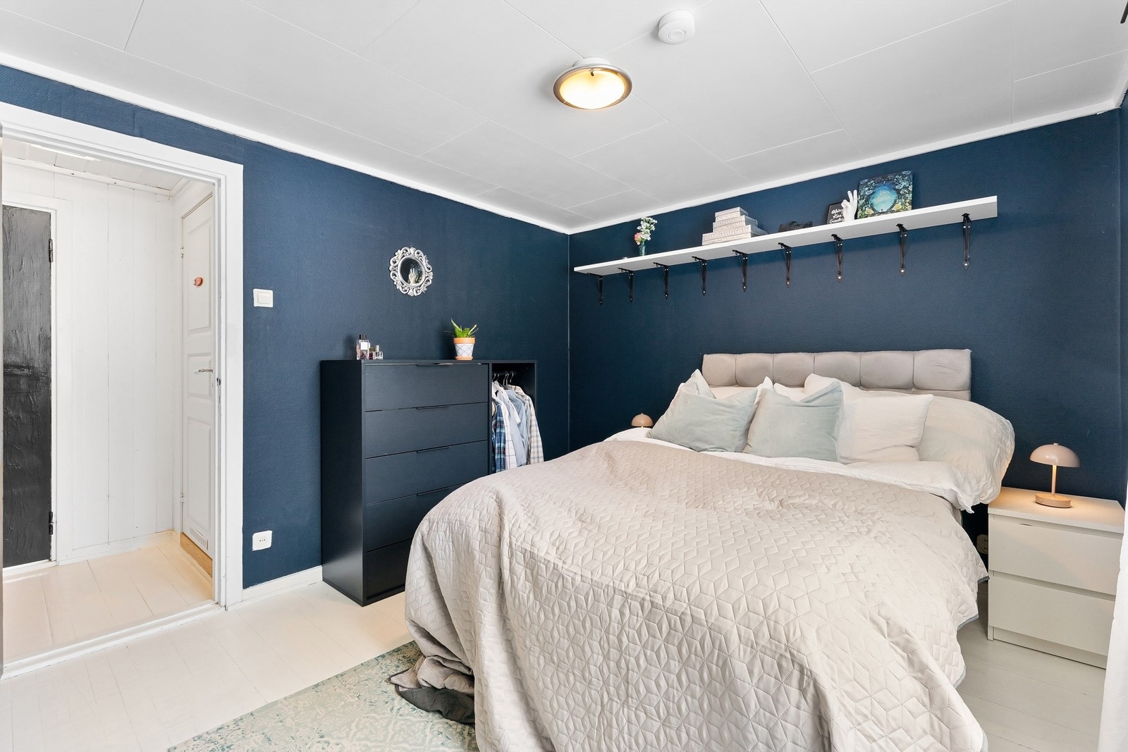 Rommet har plass til garderobeløsning eller kommode. Galleribilde